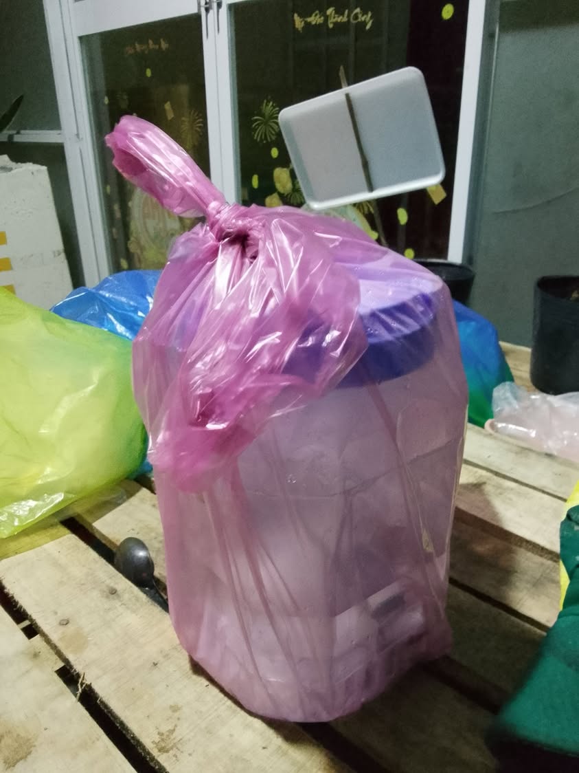 Chai nước mưa sen tươi 1 lít sau cơn mưa